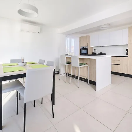 Luxusapartment Mit Meerblick, Pool Und Garage