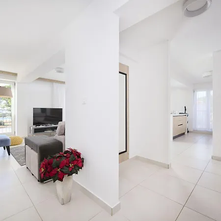 Luxusapartment Mit Meerblick, Pool Und Garage Umag