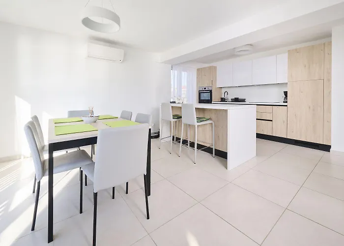 Luxusapartment Mit Meerblick, Pool Und Garage